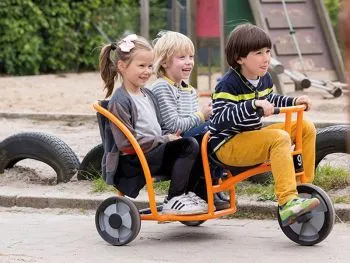 Twin Taxi activ with happy kids on the playground
