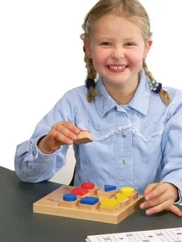 Strategy game LoGeo with girls in action