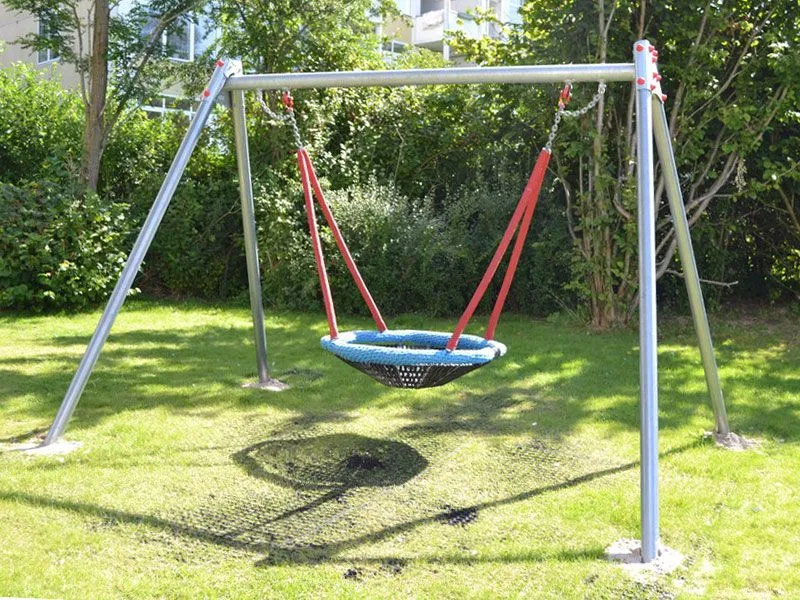 Vogelnestschaukel 120 komplett auf dem Spielplatz mit Gummit Fallschutzplatten auf Rasen