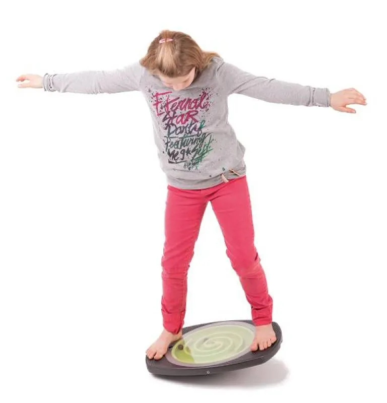 Balanco Set 4 maze with child in a coordination exercise