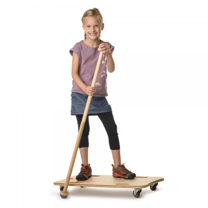 Paddelset für Rollbretter Maedchen stehend auf Rollbrett und ein Paddel