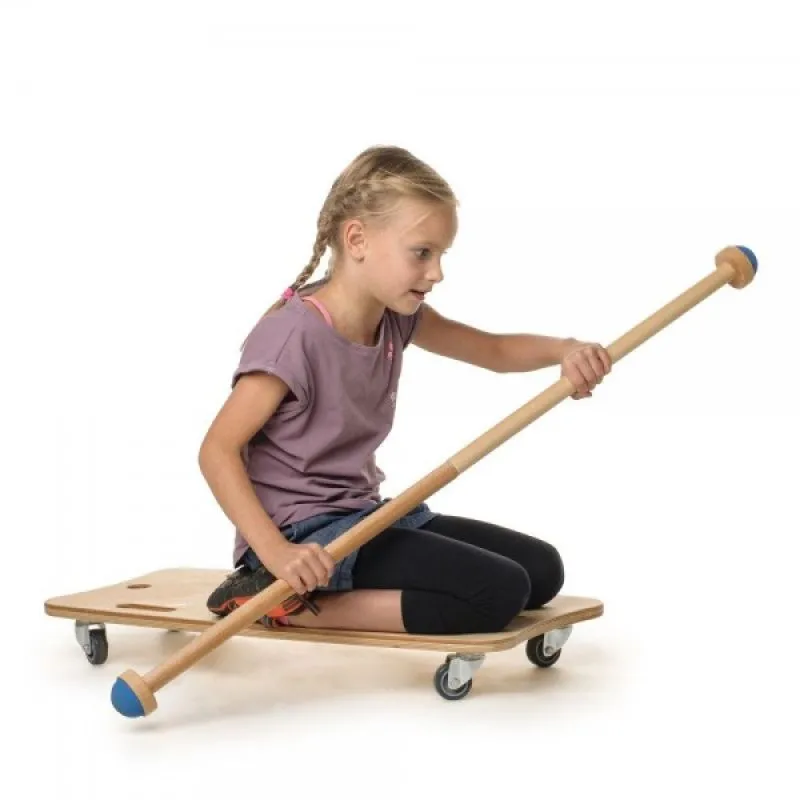 Paddelset für Rollbretter Maedchen sitzend auf Rollbrett und ein Paddel