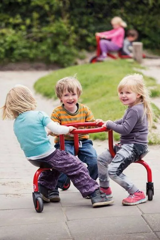 Winther Challenge Circle Bike with happy kids Winther Challenge Circle Bike with happy kids