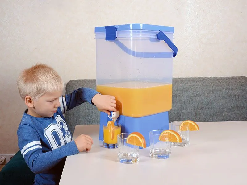 Getränkespender 27 Liter mit Kind beim eifachen Abfüllen von Orangensaft Getränkespender 27 Liter mit Kind beim eifachen Abfüllen von Orangensaft