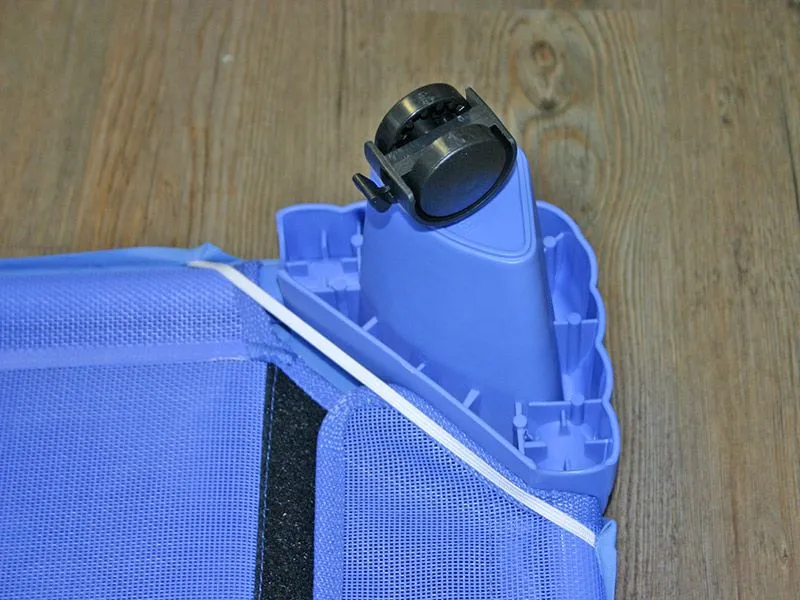 Fitted sheet for stackable children's bed undersde with rubber band