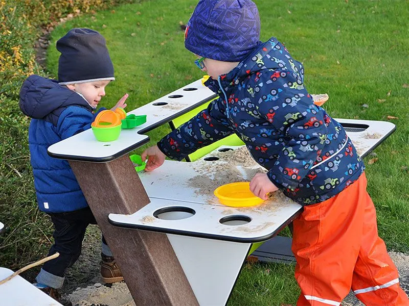 Gartenspielcenter Element Kindertheke-Kinderkaufladen mit fröhlich spielenden Kindern