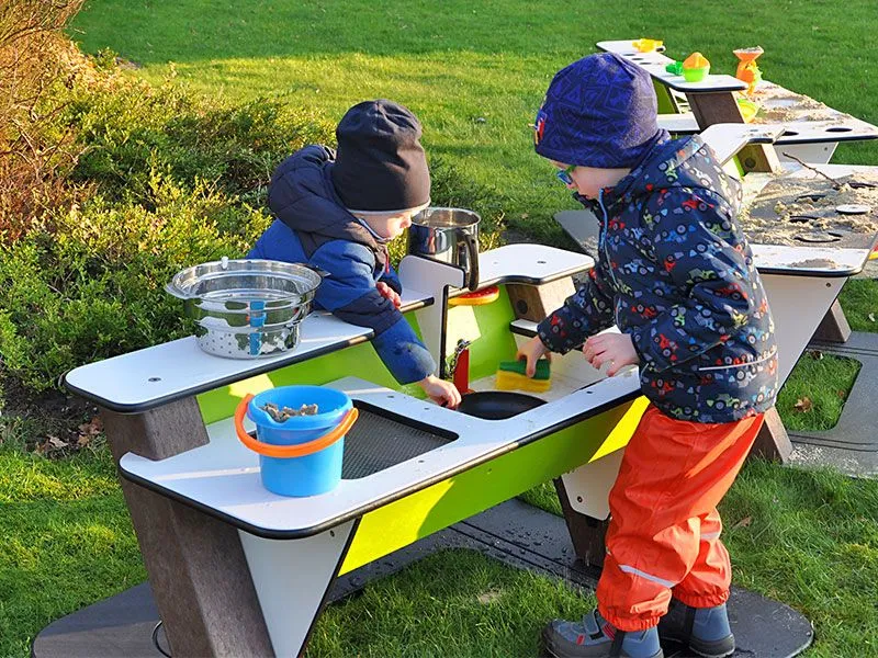 Gartenspielcenter Element Kinderspüle mit fröhlich spielenden Kindern auf dem Spielplatz Gartenspielcenter Element Kinderspüle mit fröhlich spielenden Kindern auf dem Spielplatz
