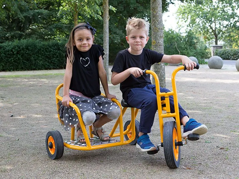 Rabo Kindertaxi Seitenwagen mit fröhlichen Kindern im Spiel Rabo Kindertaxi Seitenwagen mit fröhlichen Kindern im Spiel