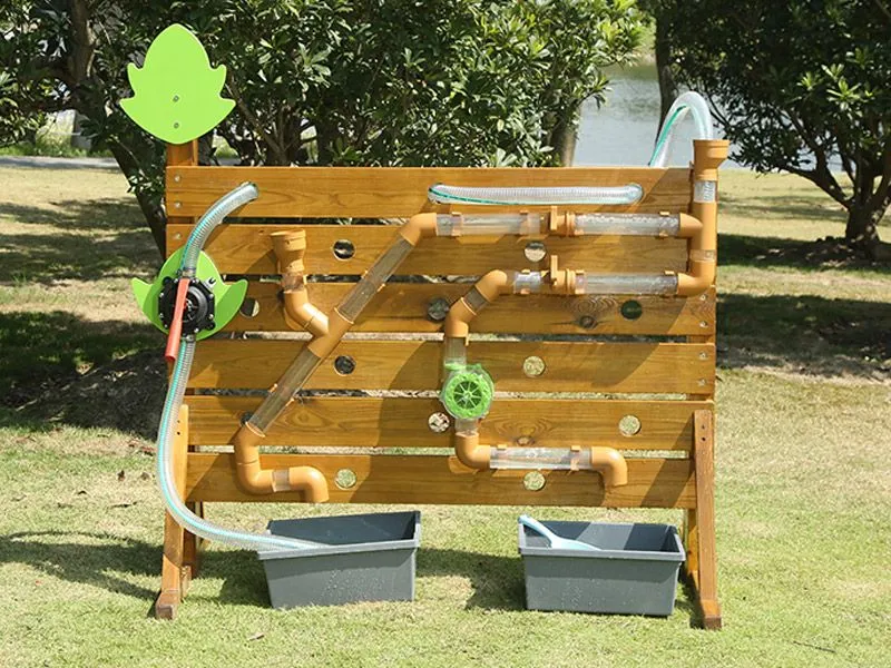 Outdoor Wasserspielwand mit umbaubrem Rohrsystem, Wasserpumpe und 2 Wasserwannen
