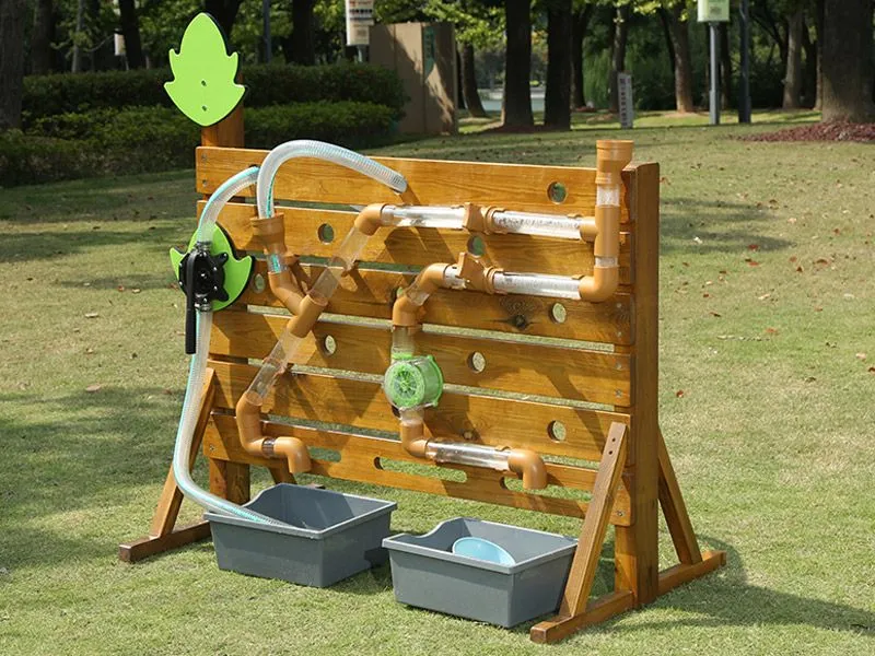 Outdoor Wasserspielwand auf dm Spielplatz in seitlicher Ansicht
