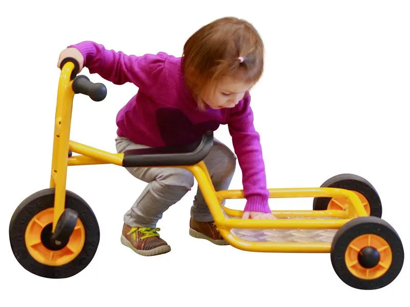 Rabo Mini Pick Up Dreirad mit fröhlich spielendem Mädchen Rabo Mini Pick Up Dreirad mit fröhlich spielendem Mädchen
