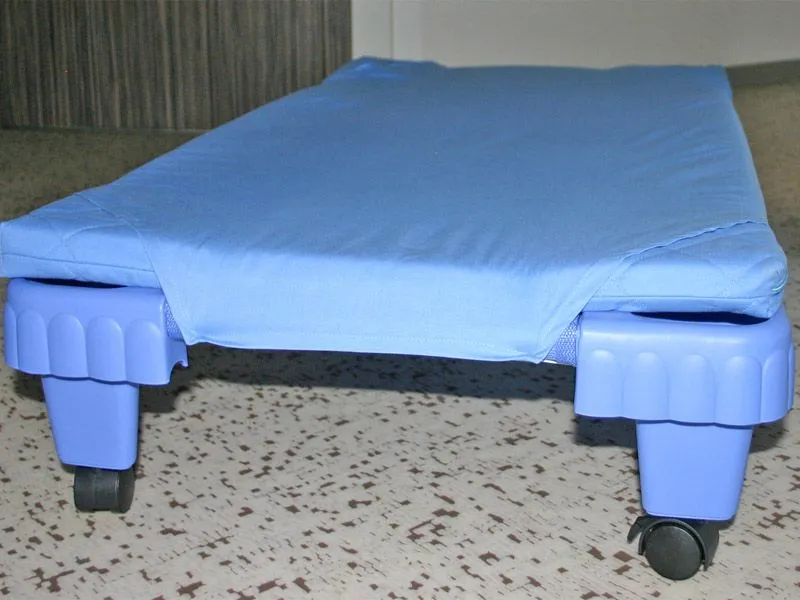 Fitted sheet with matress stackable children's and rolls finish
