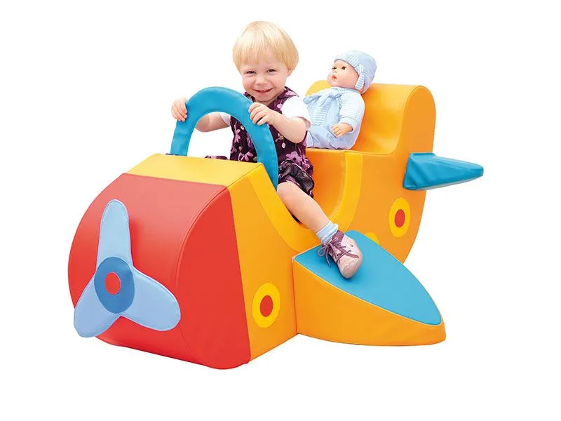 Spielflugzeug Luftikus mit fröhlichem Kind im Rollenspiel