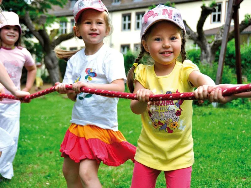 rotes Tau mit Kindern im wetteifern als Team rotes Tau mit Kindern im wetteifern als Team