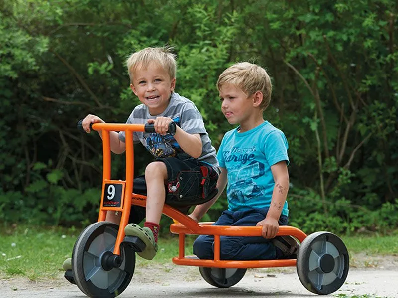 Truck aktiv Kindergartendreirad mit fröhlich spielenden Kindern