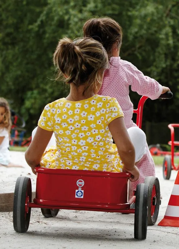 Winther multi-trailer with tub with children on the playground Winther multi-trailer with tub with children on the playground