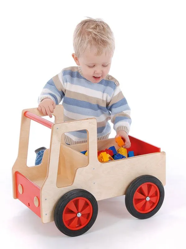 Grosses Holzfahrzeug Lastwagen mit fröhlich spielendem Kind Grosses Holzfahrzeug Lastwagen mit fröhlich spielendem Kind