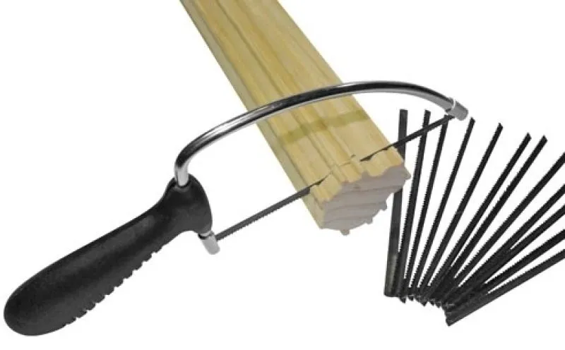 Ersatzsägeblätter, 12er- mit Säge und Holz