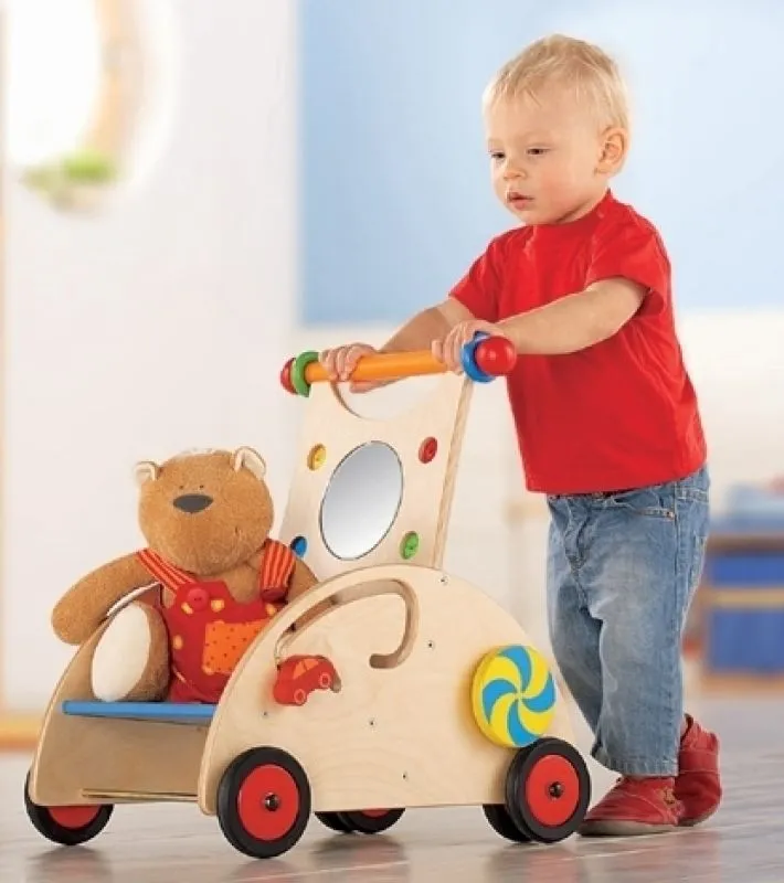 HABA Entdeckerwagen-KM164602_Bild1-Produkt mit Kind und Spielzeug