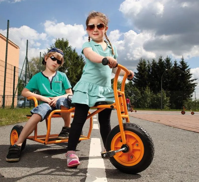 Kindergartendreirad Doppeltaxi mit echt coolen Kindern im Spiel
