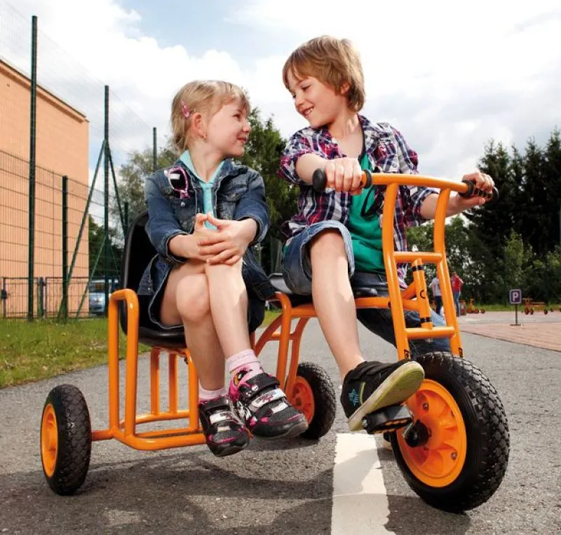 Kindergartendreirad Seitenwagen mit Kindern im Spiel