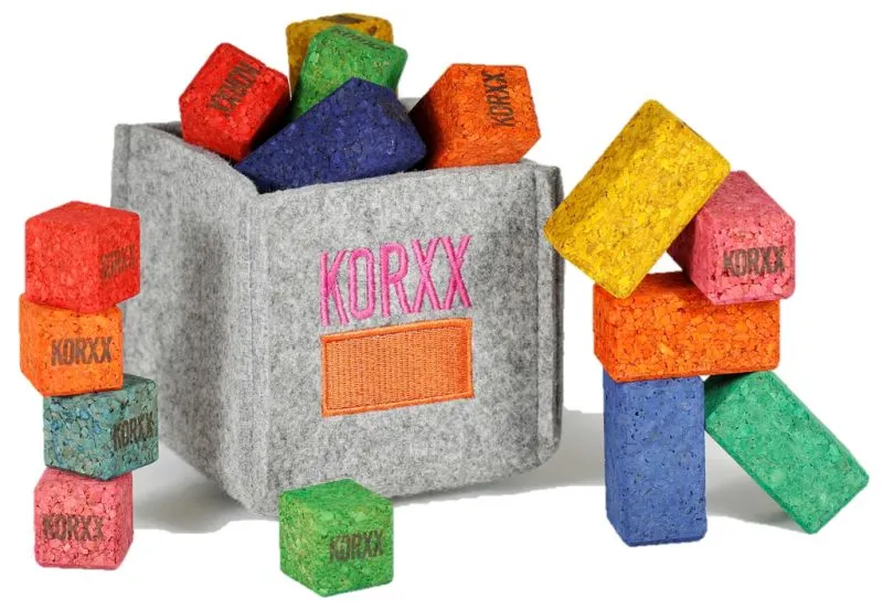 KM900178 Bild1-Korxx Baublocks Brickle - 17 Korkbausteine Color in einer Filzbox