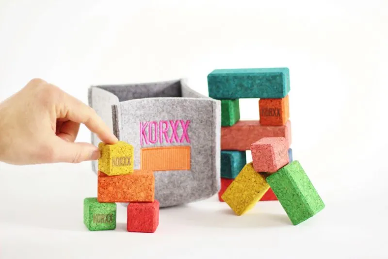 KM900178 Bild2-Korxx Baublocks Brickle - 17 Korkbausteine farbig Größenbeispiel